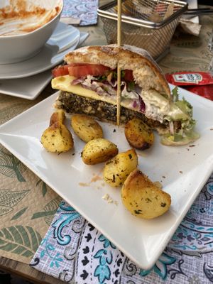 Burger and potatoes  at Kinoa in Malaga