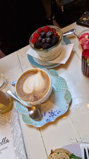 Granola und Sojajoghurt at Isabella Glutenfrei Patisserie in Cologne