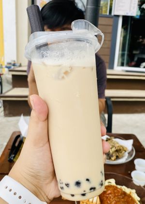 Wintermelon Milk Tea with edible straw made of rice!! Ahhh sobrang sarap ng vegan milk tea na to!! Kakaaliw din kainin nung straw after hihi at Bec and Geri's in Las Pinas