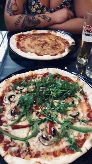 Pizza vegeta e madre Theresa, as 2 vegan 🌱   at Sushi Mood in Sesimbra