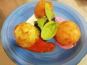 Cuando la sección de cocina creativa de Maracaná Gastrobar se inspira, surgen creaciones como esta: Arancinis made in Maracaná at Amazonas in Vigo