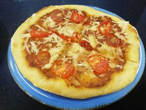 Pizza napolitana con mozzarella vegana y tomates cherry ecológicos de proximidad. Comida consciente, sostenible, amistosa con los animales y muy, muy, muyyyy sabrosa!!! at Amazonas in Vigo