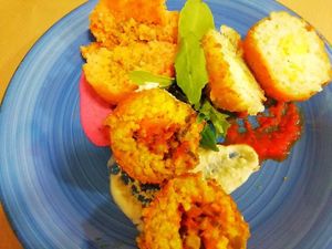 Cuando la sección de cocina creativa de Maracaná Gastrobar se inspira, surgen creaciones como esta: Arancinis made in Maracaná at Amazonas in Vigo