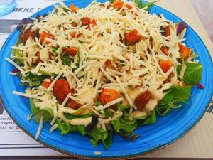 Ensalada Cesar
(mezclum, crostones marinados, "pollo" vegetal, Mozzarella vegana, salsa César de la casa)  at Amazonas in Vigo