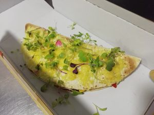 Quesadilla
(Aguacate, maíz, cebolla y Pimiento asados, "pollo" vegano y queso vegano)  at Amazonas in Vigo