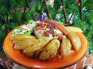 La Lucy
(doble hamburguesa vegana 1/4 libra, "bacon" vegano, salsa queso de la casa, cebolla asada, patatas rústicas, ensalada especial) para compartir.  at Amazonas in Vigo