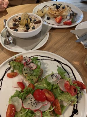 Avocado Stulle, Peanut Bowl, Pancakes at Café Lil im Heidkrug in Lueneburg