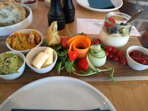 Veganes Frühstücksbrett at Café Lil im Heidkrug in Lueneburg