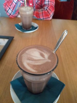 Vegane heiße Schokolade mit Hafermilch at Café Lil im Heidkrug in Lueneburg