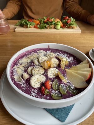 Acai Bowl - zu wenig Toppings für mich  at Café Lil im Heidkrug in Lueneburg