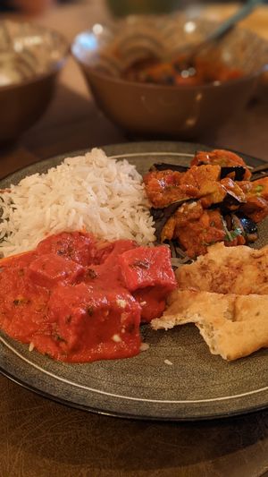 Pain à l'ail, tofu Tika masala, aubergines et pommes de terre épicées + riz thaï at Garlic n Greens in Bruges