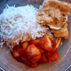 Tofu jalfreezi with garlic bread at Garlic n Greens in Bruges