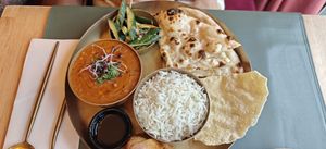 Vegan Lunch Menu (17,90 eur) 
Papadam, samosa, dal tadka, rijst, naan,
salade
 at Garlic n Greens in Bruges