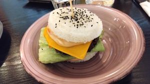 Reisburger, der beim Essen auseinander fällt at Linh - Not Just A Restaurant in Prague