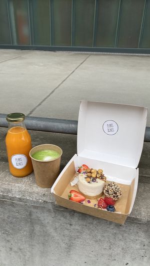 Frisch gepresster Saft, Matcha mit Hafermilch und raw Treats Box at Plants & Cakes EAST in Frankfurt