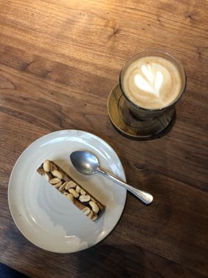 Peanut Choc Bar mit Latte🥰  at Plants & Cakes EAST in Frankfurt