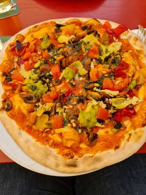 Vegane Pizza Bella mit viel leckerem Belag at Der Holzofen in Bayreuth