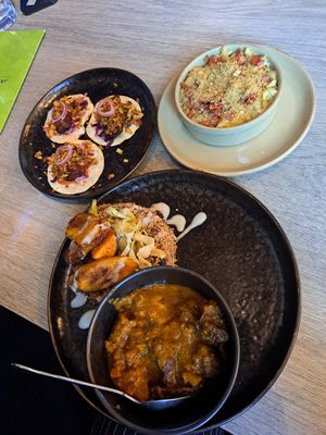 Curry, bacon mac,  and jerk tacos at Jam Delish in North London