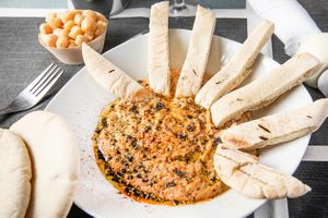 El nostre Hummus -  Paté de cigró menut i tomàquet sec per sucar amb pa de pita. at Mitica la Vella in Terrassa