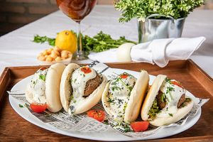 Falafel Bao - Entrepanets amb pa bao de croquetes de cigró i espècies amb germinats i salsa de iougurt de soja. ( 4 unitats ) at Mitica la Vella in Terrassa