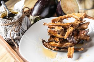 Albergínies del sud - Tires d'albergínia reposades en cervesa stout, fregides i regades amb mel de cítrics. at Mitica la Vella in Terrassa
