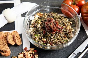 Amanida de Quinoa - Amb formatge fresc, tomáquet sec, alvocat i fruits secs. at Mitica la Vella in Terrassa