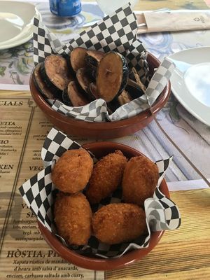 Les millors croquetes no-pollo i albergínies a la mel de cítrics at Mitica la Vella in Terrassa