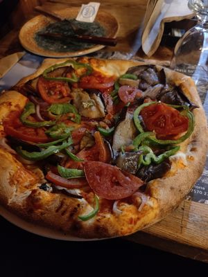 Gemütlicher uriger Raum im Winter mit Holzofen beheizt. Pizza auf Nachfrage vegan. Habe etwas nachsalzen müssen, aber dann war alles super 👍🏼 at En Leonidio in Leonidio