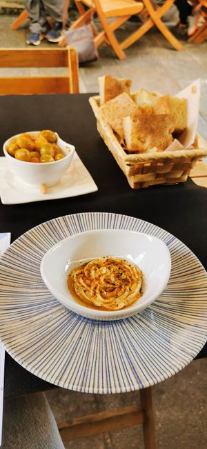 The tapa for my beer
 Hummus with spicy olives  at Dükela in Pontevedra