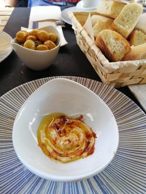 Pincho de hummus e olivas, todo un detalle at Dükela in Pontevedra