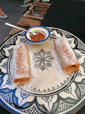 Veggie bastelas with apricot, tomato and coriander sauce at Dükela in Pontevedra
