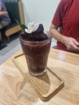 Mulberry superfood smoothie: Fresh Mulberry, Lime, Began's signature milk at Began Vegan in Bangkok