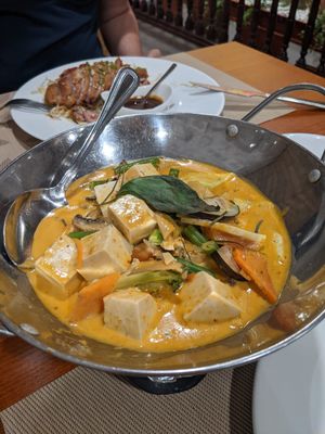 tofu with red curry at Sawadika in Zaragoza