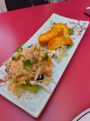 Ensalada de papaya y langostinos veganos (Menú) at Sawadika in Zaragoza