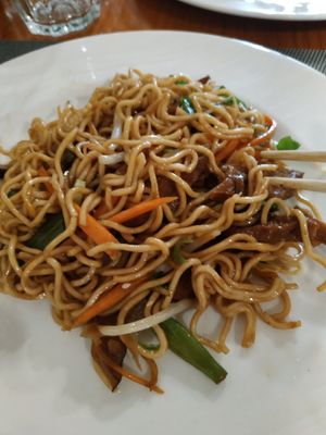 Stir-fried noodles with vegetables and marinated tofu at Sawadika in Zaragoza