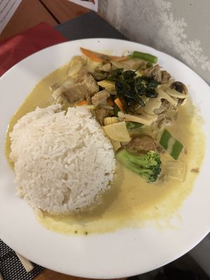 Yellow vegan duck curry  at Sawadika in Zaragoza