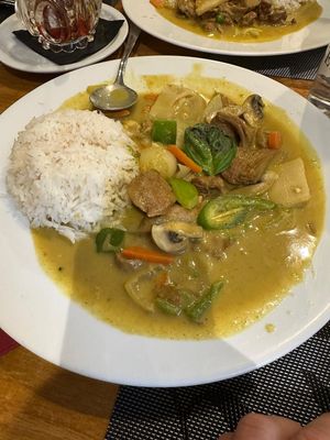 Yellow vegan duck curry at Sawadika in Zaragoza