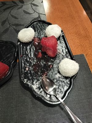 Mochis con cubierta de coco y helado vegano... Me acordé de hacerle la foto un poco tarde. at Sawadika in Zaragoza