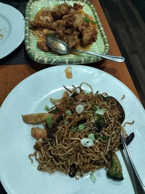 Tallarines con langostinos veganos at Sawadika in Zaragoza