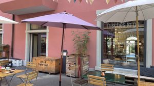 Sehr gemütliches Laden-Lokal mit viel veganer Auswahl. Feiner Cappuccino mit Hafermilch von Soyana und sehr leckerer veganer Schokokuchen.  at Ohne in Baden