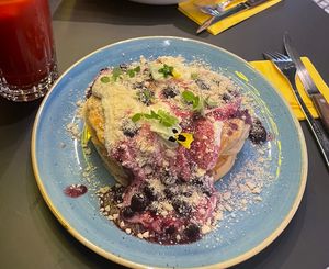 blueberry cheese pancake (vegan) -> mit frischkäsecreme, blaubeersauce, zitronenkekscrumble  at Seven Sundays in Hannover