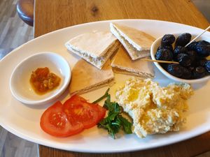 Vegan Hummus platter  at Villa Vida in Vienna