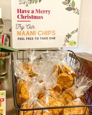A little gift from us to you. Swing by to grab a bag of NAANI CHIPS. Enjoy them with your favorite dipping sauce! We wish everyone happy holidays 🎄🎅🏽❄️🎉 Words can at Greenhaus Eatery in San Diego