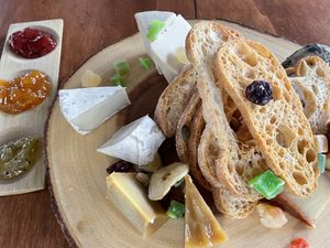 Tabla de quesos vegana at Chez Kessler in Barcelona