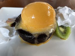 Coulant de chocolate con helado de mango at Chez Kessler in Barcelona