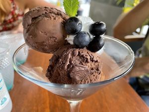 Helado de chocolate con AOVE y flor de sal at Chez Kessler in Barcelona