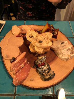 Tabla de quesos y embutidos at Chez Kessler in Barcelona