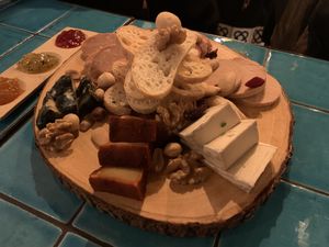 tabla mixta embutidos y quesos veganos at Chez Kessler in Barcelona