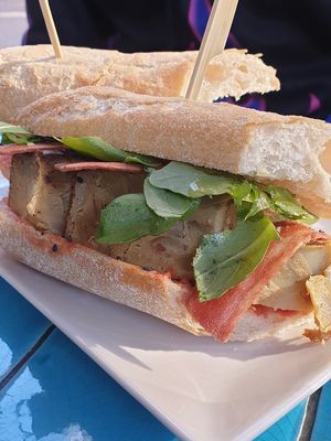 Sandwich with spanish tortilla & vegan bacon at Chez Kessler in Barcelona