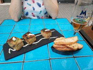 Tortilla, con el pan aparte por intolerancias at Chez Kessler in Barcelona